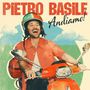 "Pietro Basile Andiamo!" Ein lachender Mann mit Helm auf rotem Roller, Hintergrund mit Wolken und grünem Bereich. Vintage-Stil.