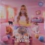 Text: "NEGEN LEVENS". Frau mit Klebeband über dem Mund, von Katzen und Wollknäueln umgeben in einem pinken Raum.