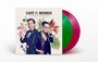"Café del Mundo" und "Guitarize the World". Zwei Männer mit Gitarren, umgeben von Blumen, vor bunten Schallplatten.