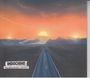 „INDOCHINE, LES NOUVEAUX SOLEILS“. Eine lange Straße führt zu drei Sonnen hinter einem Berg unter orangefarbenem Himmel.
