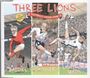 Text: "THREE LIONS", "FOOTBALL'S COMING HOME", "BADDIEL & SKINNER & LIGHTNING SEEDS". Illustration von drei Fußballspielern.