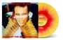 "ADAM AND THE ANTS", "KINGS OF THE WILD FRONTIER" in Rot. Nahaufnahme eines Mannes mit Gesichtsbemalung, gelbe Vinyl-Schallplatte.