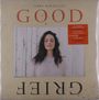 Text: "Sara Bareilles, Good, Grief." Eine Frau mit langen Haaren steht vor einer Holzwand und hat die Augen geschlossen.