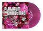 "PLATINUM CHRISTMAS" mit Künstlernamen, u.a. Britney Spears und Whitney Houston, auf Hintergrund voller rosa Weihnachtsdeko.