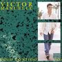 "VICTOR MANUELLE", "SOLO CONTIGO". Drei Fotos eines Mannes in lässiger Kleidung auf gesprenkeltem, grünen Hintergrund.