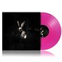 Ein rosa Vinyl, auf dem Cover eine düstere Illustration eines Hasen mit weißem Fell auf schwarzem Hintergrund.