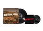 "System of a Down" in weißen und roten Buchstaben auf drei Alben: eines mit Hügeln, eines auf schwarzem Hintergrund, eine schwarze Vinylplatte.
