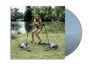 Der Text "B'Day (20th Anniversary Edition)" steht auf einer CD. Eine Frau in Schwarz-Weiß-Bikini posiert mit zwei Alligatoren.