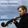Titel: Niklas Lukassen - Still Waters, Namen: Ben van Gelder, Kit Downes, Francesco Ciniglio. Mann hält Kontrabass, See im Hintergrund.
