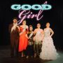 Text: "GOOD Girl". Fünf Personen in festlicher Kleidung, tragen Schärpen. Eine trägt eine Krone.