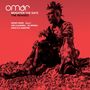 "OMAR, BRIGHTER THE DAYS, THE REMIXES. KENNY DOPE, ILLA J, JOE CLAUSSELL, DJ SPINNA, SUPA D & MAESTRO."   
Person im roten Ton in Felsenlandschaft.