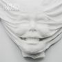 Der Text "B3AR" steht oben links. Eine Skulptur eines Gesichts, durch ein Tuch verzerrt, zeigt geschlossene Augen und ein Lächeln.