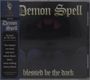 "Demon Spell" und "blessed be the dark" in gotischer Schrift. Gruselige Atmosphäre, suggestive dunkle Farben.