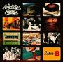 "The Amplifier Heads" und "Super 8". Eine Collage mit Retro-Fotos, darunter Schallplatten, Autos und Alltagsszenen.