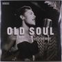 "OLD SOUL L'ORANGE." Eine Frau singt leidenschaftlich in ein Vintage-Mikrofon, schwarz-weiß gehalten.