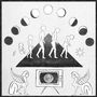 Illustration: Entwicklungsstufen eines Menschen vor einer Pyramide, umgeben von Mondphasen, TV-Gerät, Sphinxen.