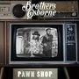 "Brothers Osborne" oben, "Pawn Shop" unten. Schwarz-Weiß-Foto in klassischem Fernseher. Vintage-Radio oben.