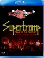 Supertramp, Crime of the Century, Konzert 1975. Musiker auf der Bühne, oben schwebende Hüte und Mäntel. Blu-ray-Logo.