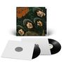 Aufschrift „Rubber Soul“ in verschnörkelter, orangefarbener Schrift. Ein Albumcover mit vier Männern und zwei Schallplatten.