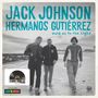 "JACK JOHNSON, HERMANOS GUTIÉRREZ, Hold on to the Light." Drei Männer gehen am Strand. "SURFILMUSIC" und "RECORD STORE DAY"-Logo.