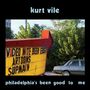 „VIDEO NITE BEER BUST ARTOONS SUPMAIN“. Ein roter Pfeil, grünes Laub und ein graues Auto im Hintergrund.