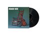 Text: "HOWLIN' WOLF", "CHESS LP 1469". Eine Gitarre lehnt an einem Holzstuhl, daneben eine Schallplatte.