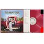 "Little Miss Twain" und "Shania Twain" sind in großer Schrift. Eine Frau sitzt in einem offenen roten Truck. Eine rote Vinylplatte ist zu sehen.
