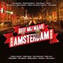 "Geef mij maar Amsterdam" in rotem Banner, Mikrofon-Illustration, beleuchtete Grachten im Hintergrund mit Gebäuden.