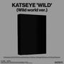 Text: "KATSEYE 'WILD' (Wild world ver.)" und Liste: "(1) Photobook (2) CD-R (3) Personal Detail Report (4) Sticker (5) Badge (6) Photocard (7) Group Photocard". Schwarzes Buch.