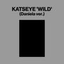Text: "KATSEYE 'WILD' (Daniela ver.)". Grauer Hintergrund mit einem schwarzen Quadrat unten.