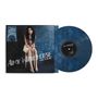 "Amy Winehouse Back To Black" in stilisierter Schrift, zeigt eine Frau auf einem Stuhl. Daneben eine blau-gemusterte Vinyl.