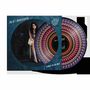 Text: "AMY WINEHOUSE", "BACK TO BLACK". 
Illustration: Frau auf einem Stuhl, umgeben von spiralförmigem Bildmuster.
