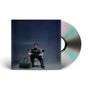 Ein CD-Cover zeigt eine Person in schwarzer Kleidung, die auf einem Stuhl sitzt, mit einer grünen Tasche daneben.