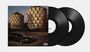 Ein Sammler-Set bestehend aus zwei schwarzen Vinyl-Schallplatten und einem Cover mit zwei großen, gestapelten Gebäuden und einem Auto.
