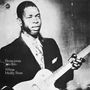 Elmore James, John Brim, "Whose Muddy Shoes." Schwarz-weißes Foto eines Mannes mit Gitarre, formelle Kleidung.