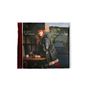 "DAY AND NIGHT", "CARLY RAE JEPSEN". Eine Frau lehnt sich in einem Café an einen Tisch; trägt eine schwarze Lederjacke.