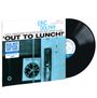 Text: „Eric Dolphy Out to Lunch!“, „Blue Note Essential Vinyl Series“. Cover: Uhr auf 3 Uhr, Türschild „Will Be Back“.
