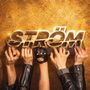 Der Text "STRÖM" leuchtet golden. Vier Hände halten ihn hoch, vor einem goldenen Hintergrund.