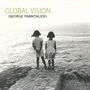 GLOBAL VISION, GEORGE TRANTALIDIS. Zwei Mädchen stehen auf einem Weg am Meer und schauen auf das Wasser.