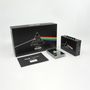 "Pink Floyd Special Edition" auf einer schwarzen Box mit einem Prisma und Regenbogen. Enthält ein weiteres Gerät und eine Kassette.