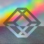 Struktur aus schwarzen Linien formt Rauten und Dreiecke vor buntem Hintergrund, der Regenbogenfarben zeigt.
