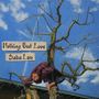 Text: "Nothing But Love Saba Lou". Eine Person hängt kopfüber auf einem Baum vor einem blauen Himmel mit Wolken.