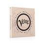 "Verve Records: The Sound of America" in schwarzem Kreis, beige Hintergrund mit schemenhaften Musikerzeichnungen.