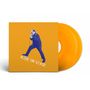 Text "ALIVE ON STAGE" auf gelbem Hintergrund, Mann mit Mikrofon, zwei orangefarbene Schallplatten.