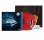Conan Gray: "Wishbone Deluxe" in Weiß. Rotes Vinyl, blauer Hintergrund, schwebende Figur, Filmband und Karte.