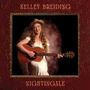 Text: "Kelley Breiding Nightingale". Eine Frau mit Gitarre und Strohhut, in Weiß gekleidet, vor einem dunkelroten Hintergrund.