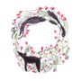 Illustration eines Kreises aus schwarzen Katzen und roten Blumenranken, die harmonisch ineinander verwoben sind.