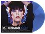 "PAT BENATAR ICON" steht oben, gefolgt von Songtiteln. Frau mit kurzem Haar, blauem Hintergrund, blaues Vinyl hinter ihr.