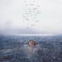 Handgeschriebener Text "In wonder". Ein lachender Mann schwimmt im Meer, umgeben von spritzendem Wasser.