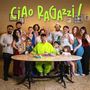 Oben steht in großer, grüner Schrift "CIAO RAGAZZI!". Eine Gruppe von Menschen lächelt um einen Tisch.